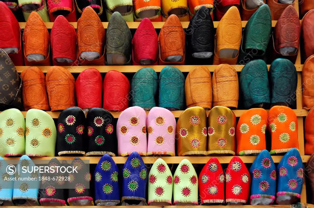 Babush slippers, traditional Moroccan slippers, souq in Fez, Fes, Morocco, Africa