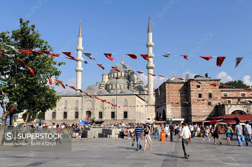 Yeni Cami or New Mosque, and the building of the Egyptian Bazaar, Spice Bazaar, Misir Carsisi, Eminonu district, Istanbul, Turkey