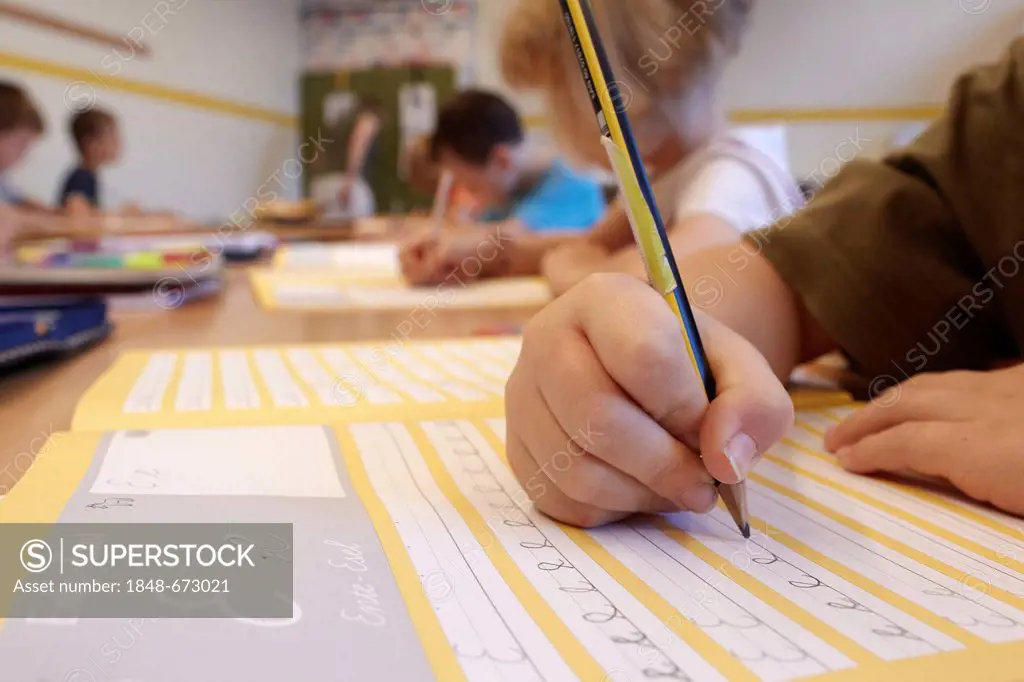 Students of the second grade of elementary school learning how to write, cursive handwriting, Niederwerth, Rhineland-Palatinate, Germany, Europe