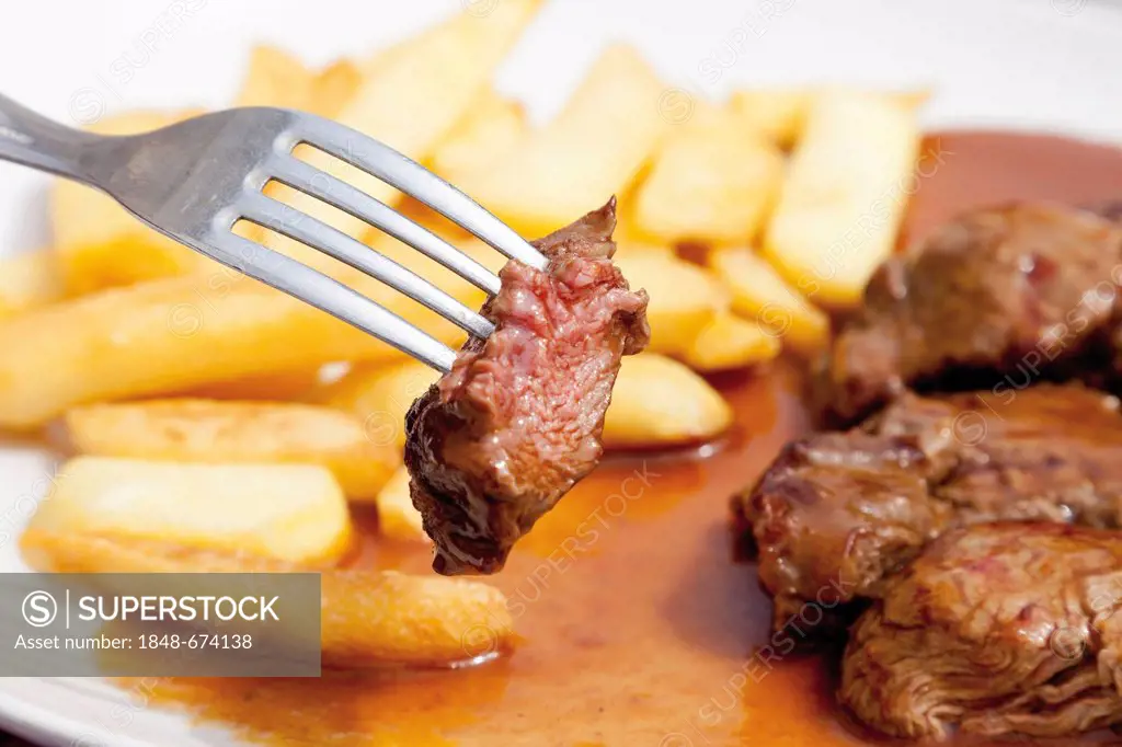 Mini rump steaks in sauce with chips