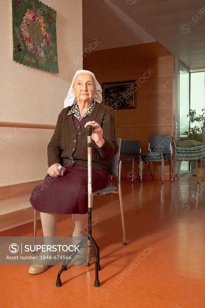 Old woman holding a 4-point cane
