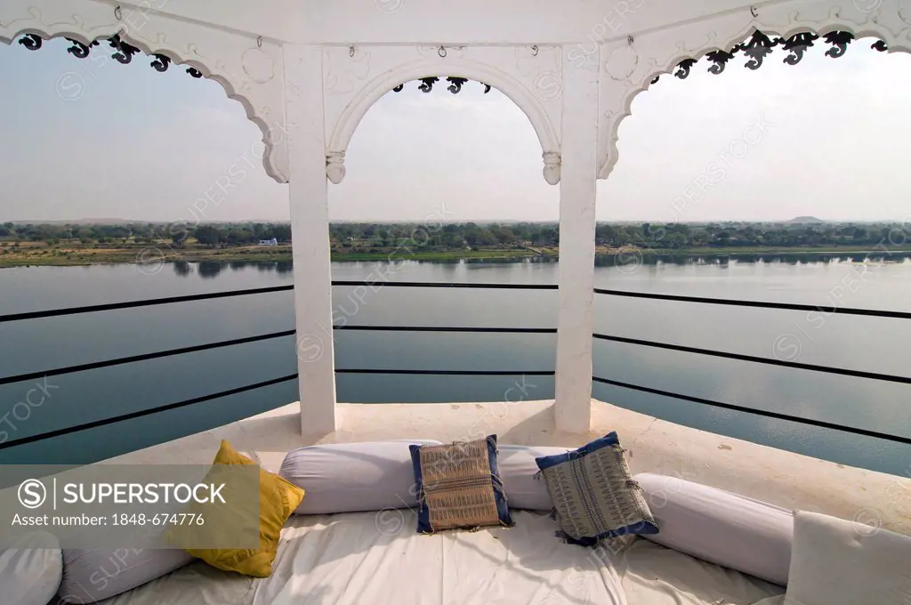 Balcony of a suite overlooking the Narmada river, Heritage Hotel Ahilya Fort, Maheshwar, Madhya Pradesh, India, Asia