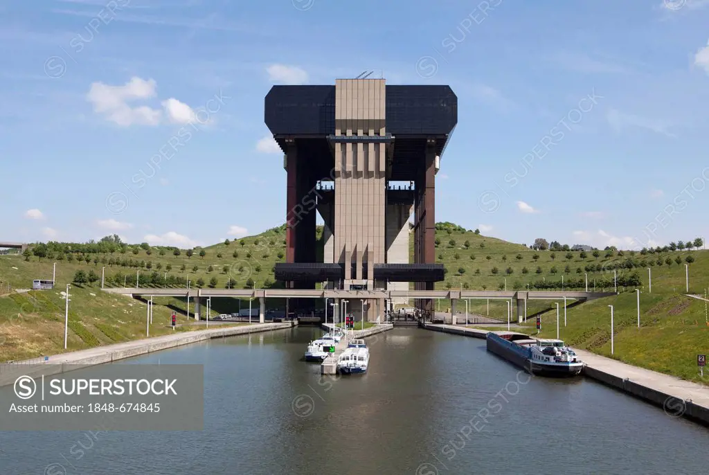 Boat lift of Strepy-Thieu, Canal du Centre, a UNESCO World Heritage Site, Province of Hainaut, Wallonie, Belgium, Europe
