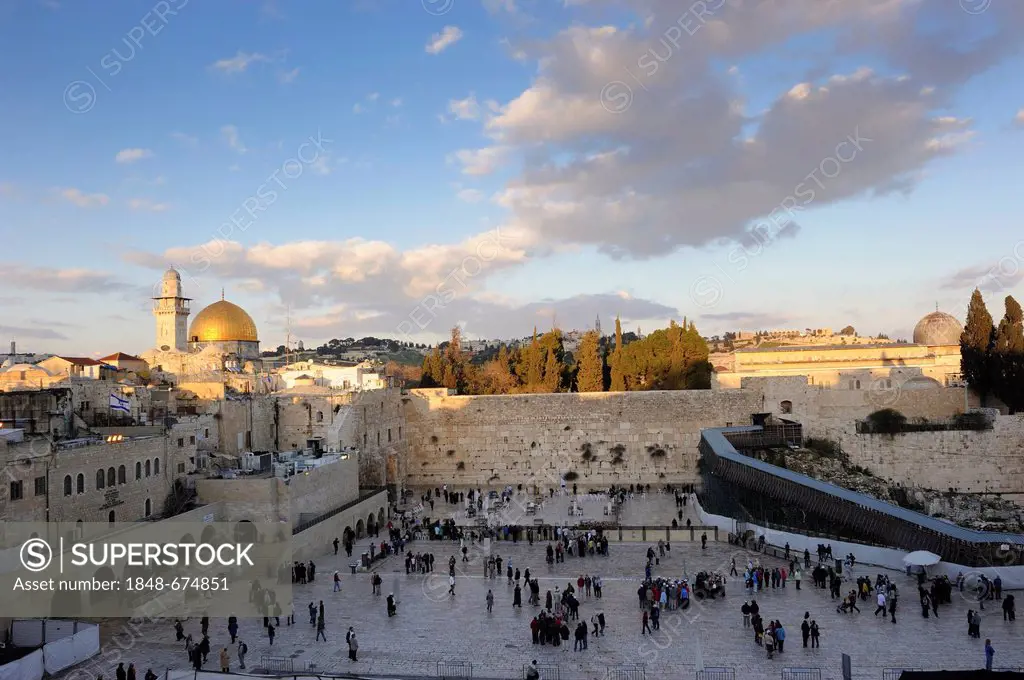 General view of the Wailing Wall and Temple Mount, Arab Quarter in the old town of Jerusalem, Israel, Middle East, Southwest Asia