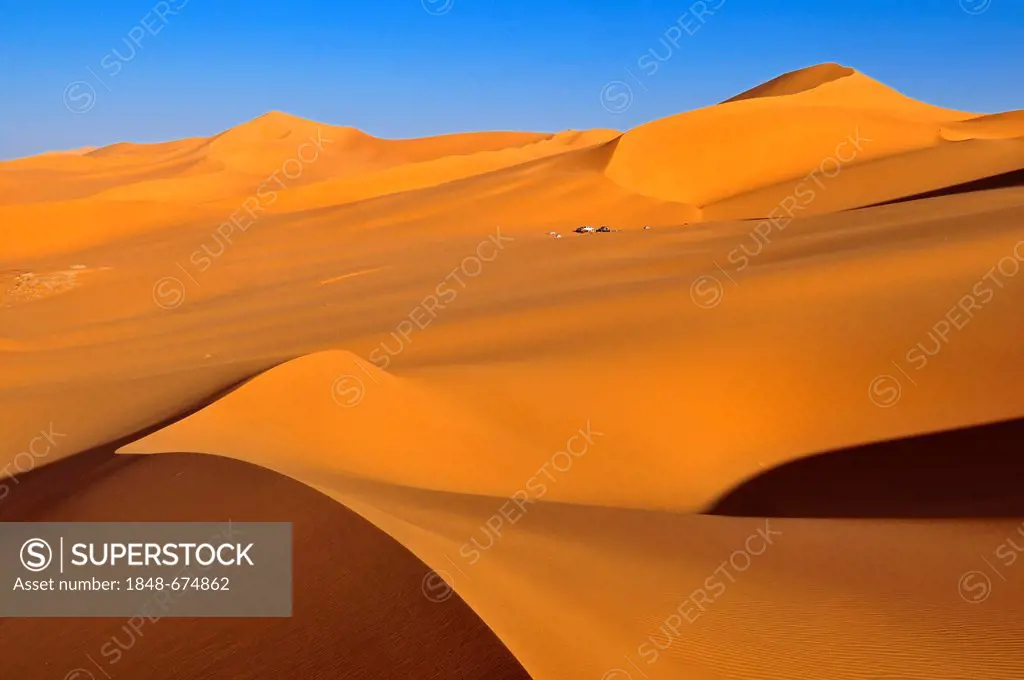 Tourist camp in the sand dunes of In Tehak, Tadrart, Tassili n'Ajjer National Park, Unesco World Heritage Site, Algeria, Sahara, North Africa