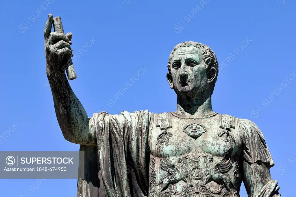 Emperor Julius Caesar, bronze statue, Via Dei Fori Imperiali, Rome, Lazio, Italy, Europe