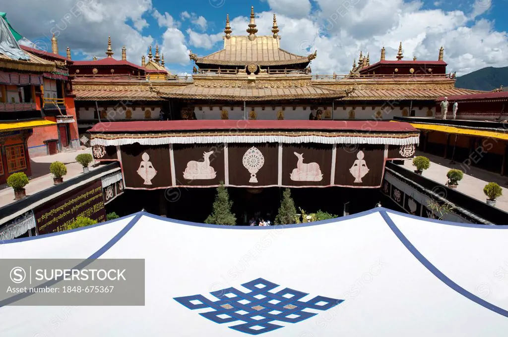 Tibetan Buddhism, tent roof with an endless knot emblem, Jokhang Temple, Lhasa, Ue-Tsang, Central Tibet, Tibet Autonomous Region, Himalaya Range, Peop...
