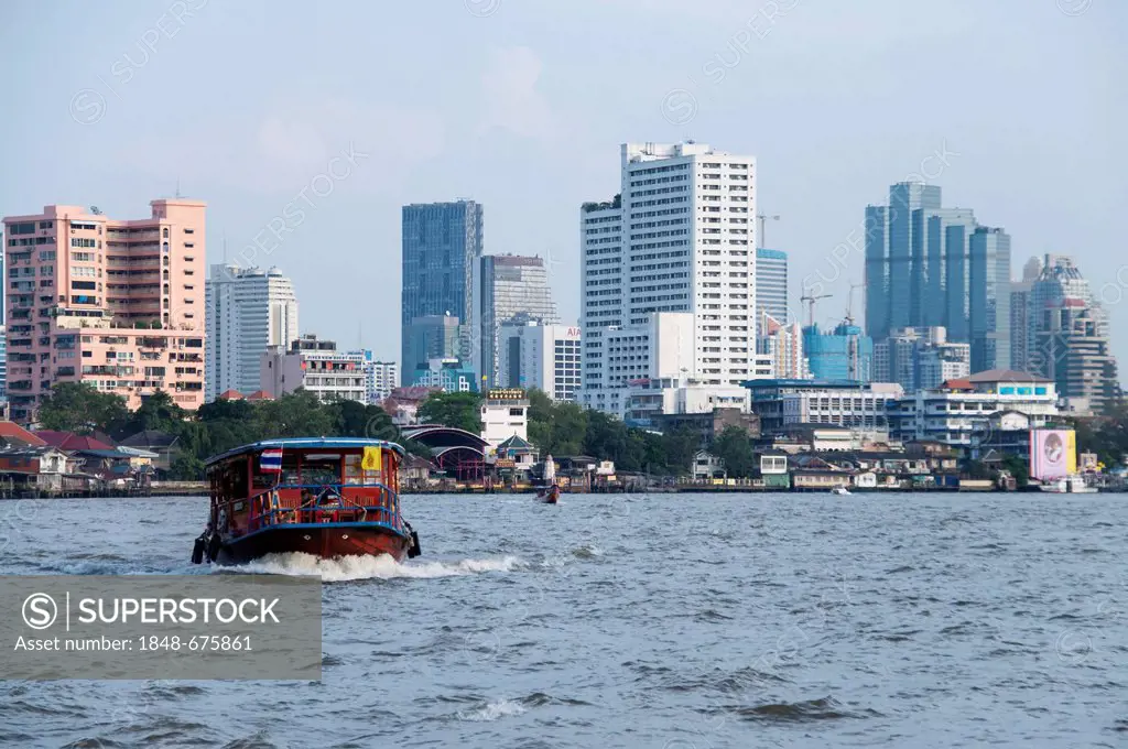 Boat on the Chao Phraya River, with views of the city, Bangkok, Thailand, Asia