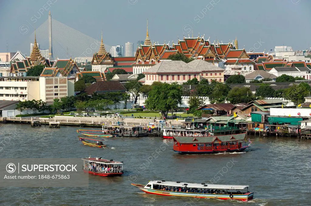 Boats on the Chao Phraya River, views of the Grand Palace or Royal Palace and the Rama VIII Bridge at bak, Bangkok, Thailand, Asia
