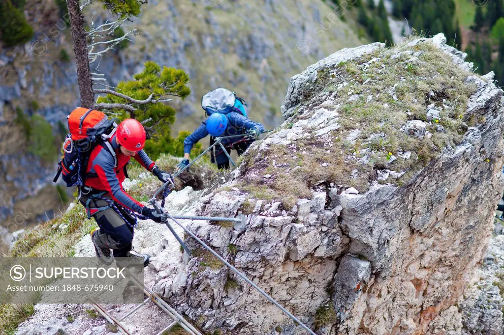 Climbers on the Stevia fixed rope route in the Vallunga valley, Val Gardena, Dolomites, South Tyrol, Italy, Europe