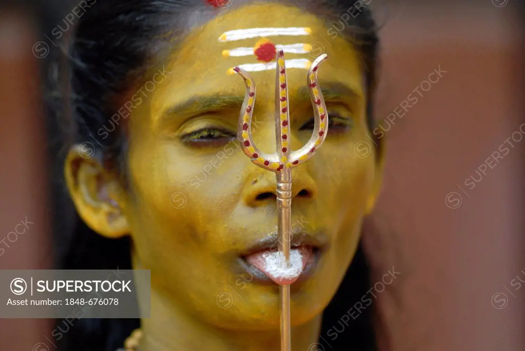 Shiva devotee with pierced tongue and the symbol of Shiva, the trident, in Trivandrum, Thiruvanathapuram, Malabar Coast, Kerala, South India, India, A...