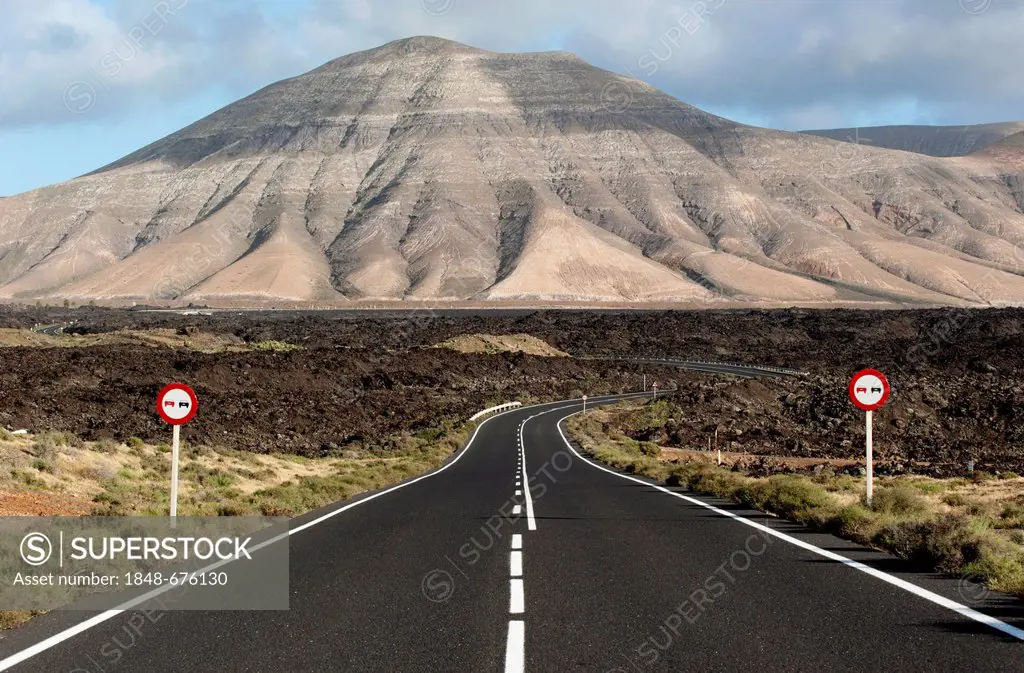 Road through the Parque Nacional de Timanfaya national park, lava, volcanoes, Lanzarote, Canary Islands, Spain, Europe