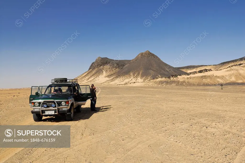 Jeep, Black Desert near the Bahariya Oasis, Western Desert, Egypt, Africa