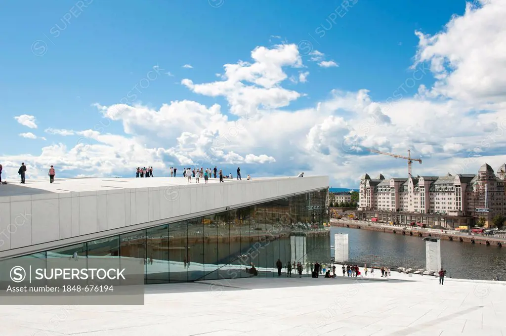 Modern architecture, inclined plane, people walking on the roof, New Opera House, Operaen, Oslo, Norway, Scandinavia, Northern Europe, Europe