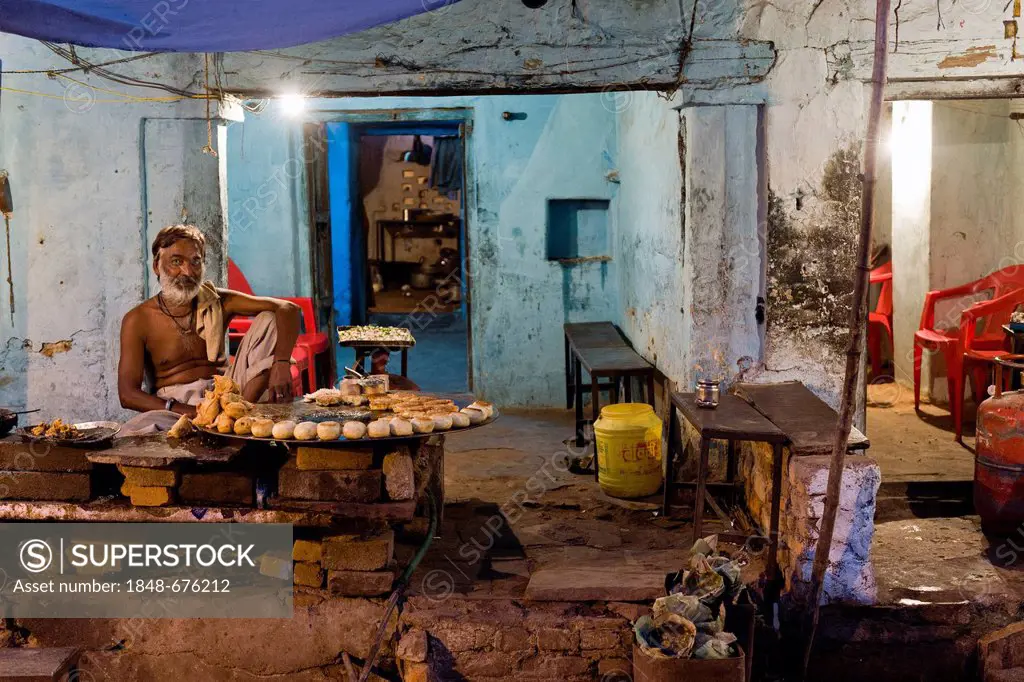 Food stand with samosas and pakoras on a bazaar, Orchha, Madhya Pradesh, North India, India, Asia