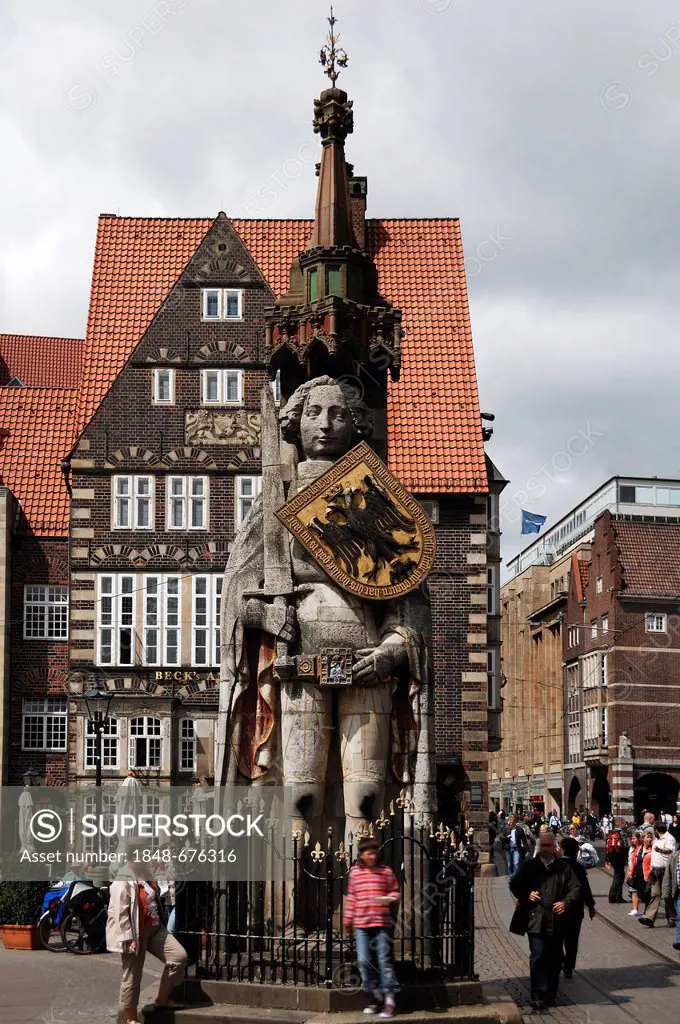 Roland statue with a shield bearing the double-headed eagle crest of the empire, 1404, Market Square, Bremen, Germany, Europe
