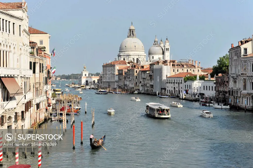 Canal Grande, Grand Canal, with Chiesa Santa Maria della Salute church on right, Venezia, Venice, Veneto, Italy, Europe