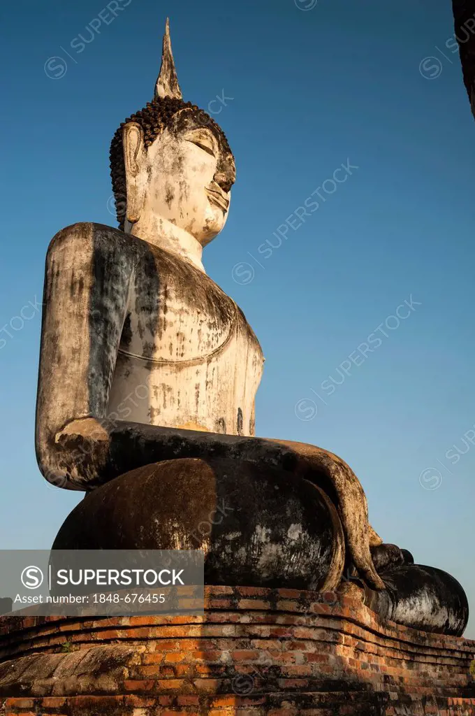 Seated Buddha statue at Wat Mahathat temple, Sukhothai Historical Park, UNESCO World Heritage Site, Northern Thailand, Thailand, Asia