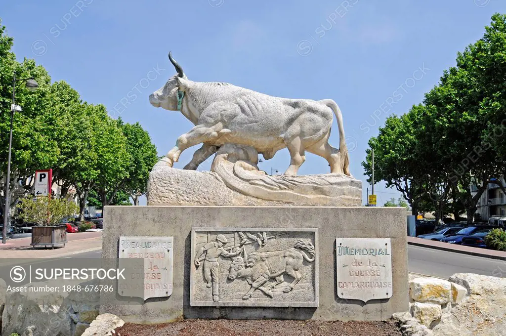 Bull sculpture, bullfight, monument, Beaucaire, Languedoc-Roussillon region, France, Europe