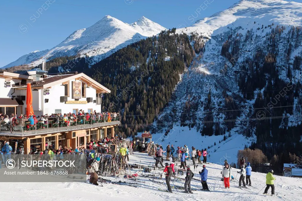 Krazy Kanguruh Restaurant, mountain lodge, skiers, St. Anton am Arlberg, Tyrol, Austria, Europe