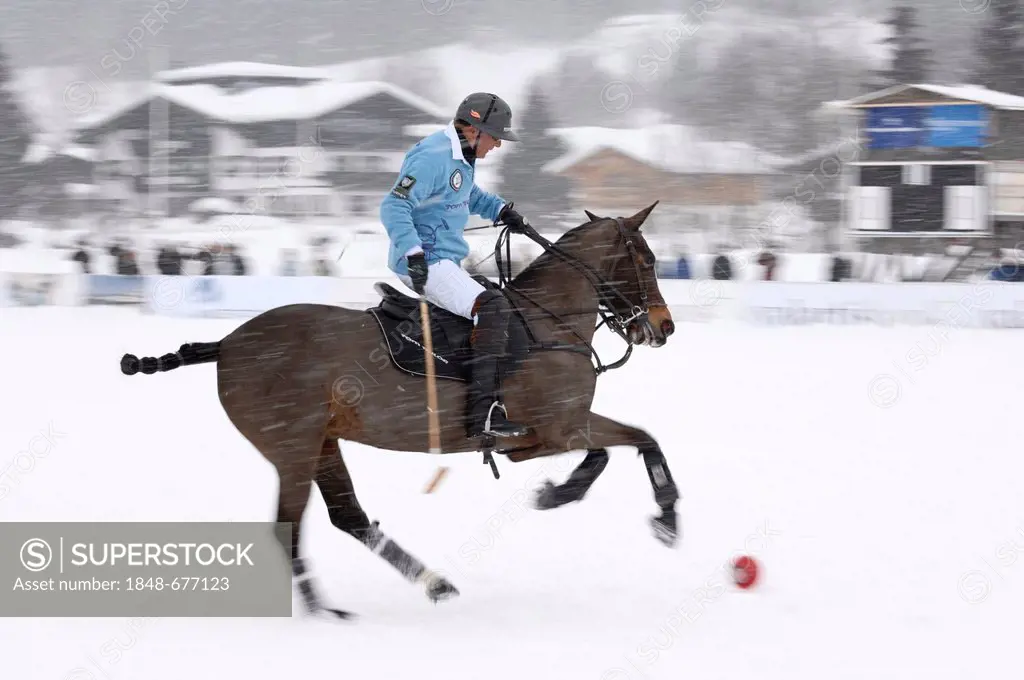 Uwe Schroeder of team Tom Tailor riding through the snow, polo played on snow, polo tournament, Valartis Snow Polo World Cup 2012, Kitzbuehel, Tyrol, ...