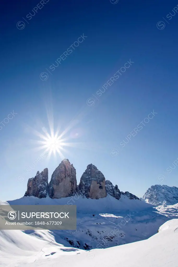 View from the Drei Zinnen hut, Alta Pusteria high valley, Sexten, Sesto, Dolomites, with Mt Drei Zinnen, Mt Tre Cime, and Mt Monte Cristallo at back, ...