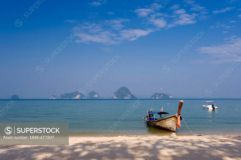 Longtail boat on a sandy beach, Tub Kaek Beach, Krabi, Thailand, Asia