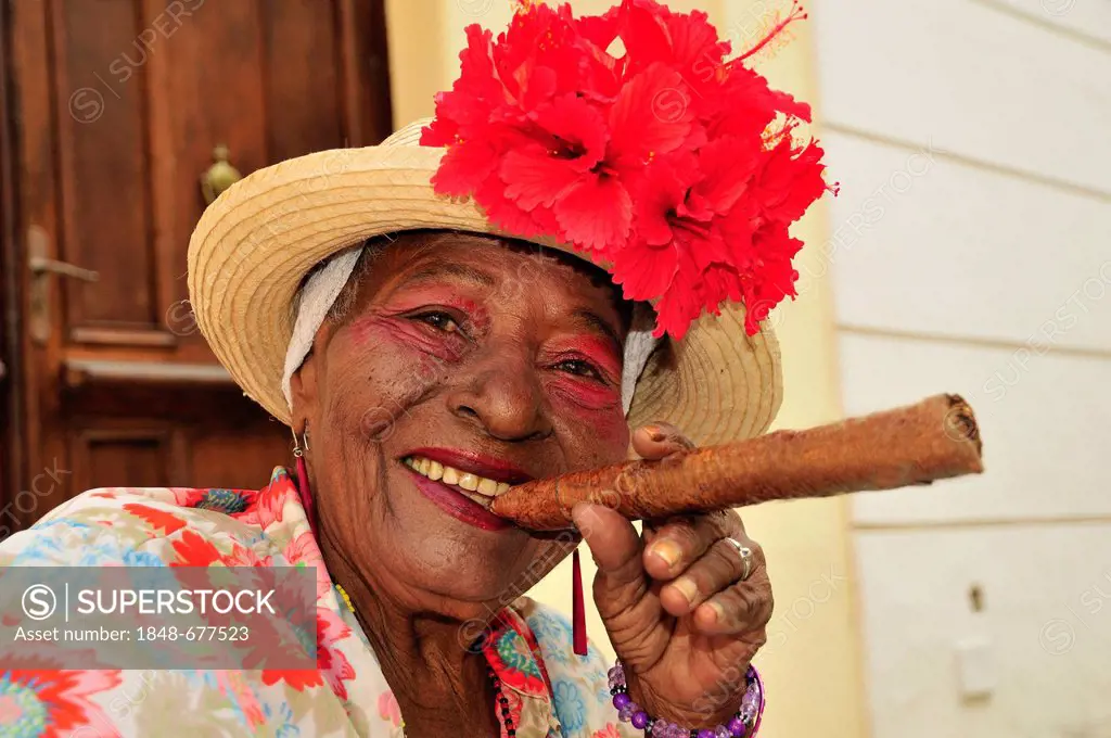 Cuban woman with a cigar in Old Havana, Habana Vieja, Havana, Cuba, Caribbean