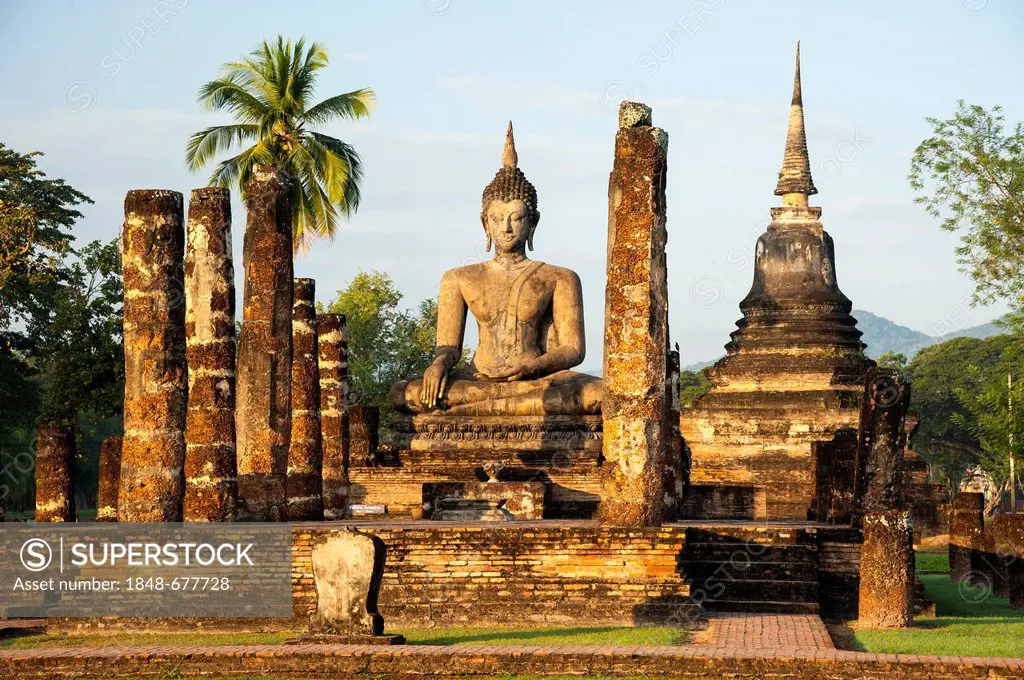 Seated Buddha statue, Wat Mahathat temple, Sukhothai Historical Park, UNESCO World Heritage site, Northern Thailand, Thailand, Asia