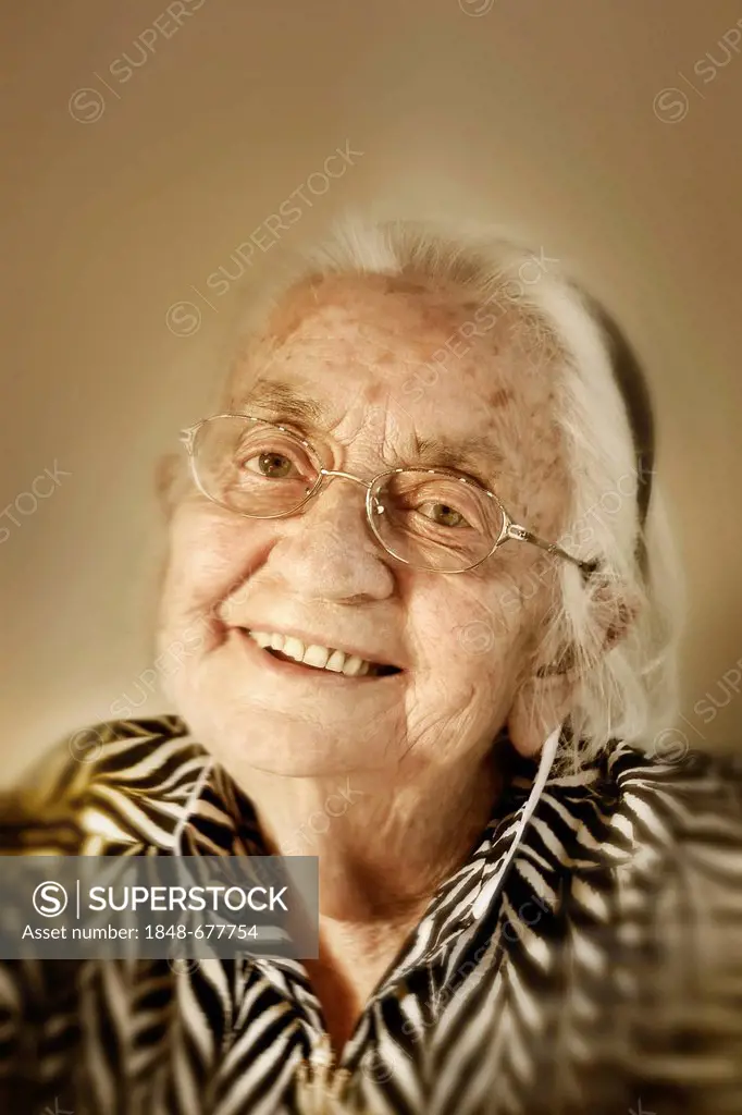 Smiling old woman, portrait