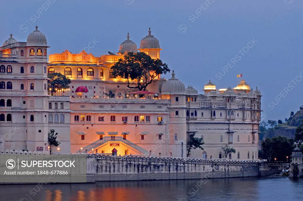 Hotel Shiv Niwas, part of the city palace of the Maharanas of Udaipur, from the Taj Lake Palace, Udaipur, Rajasthan, India, Asia