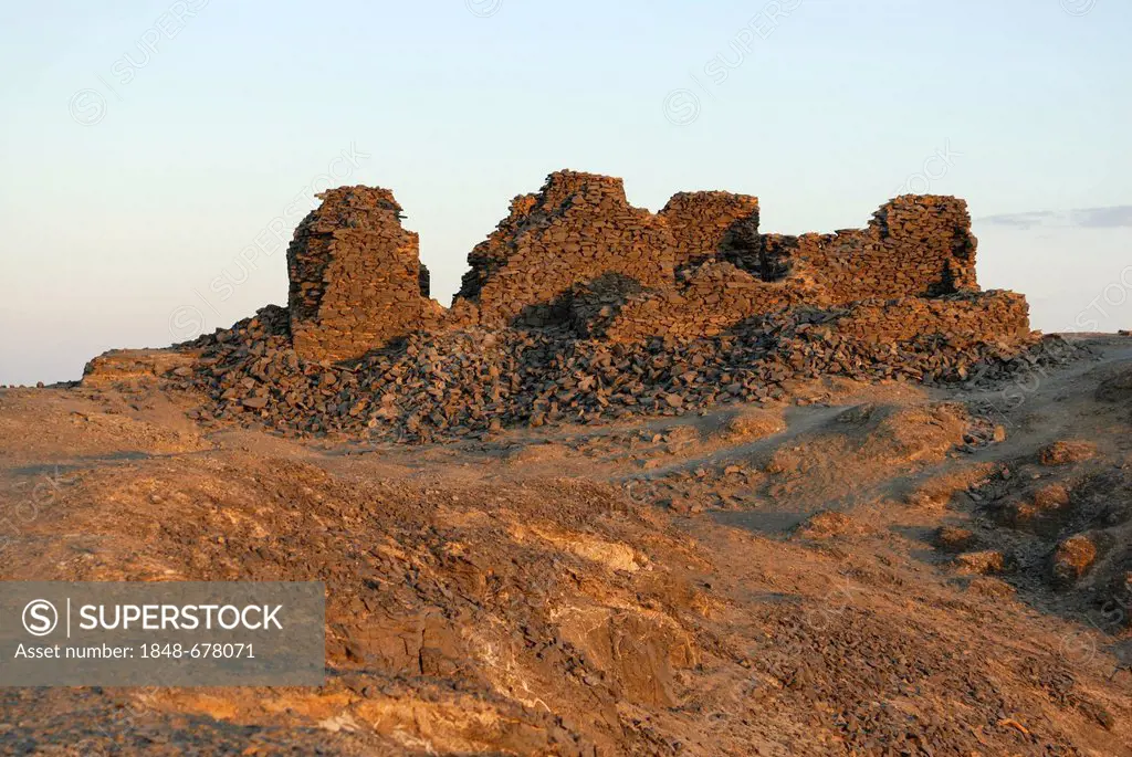 Remains of a fortress built from basalt, Bahariya Oasis, Western Desert, Egypt, Africa