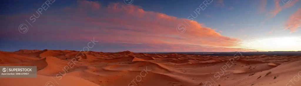 Sunset over the sand dunes of Erg Chebbi at the western edge of the Sahara desert, Morocco, Africa
