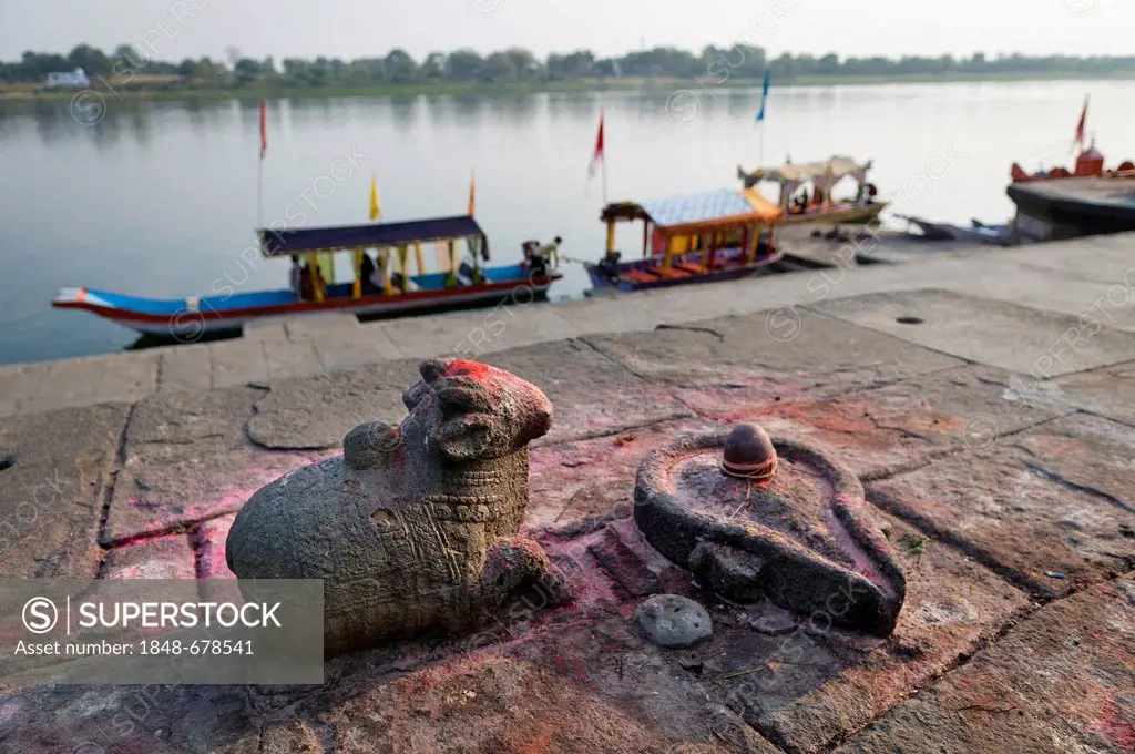 Shiva's mount Nandi and lingam phallic symbol on the Narmada river, Ahilya Fort, Maheshwar, Madhya Pradesh, India, Asia