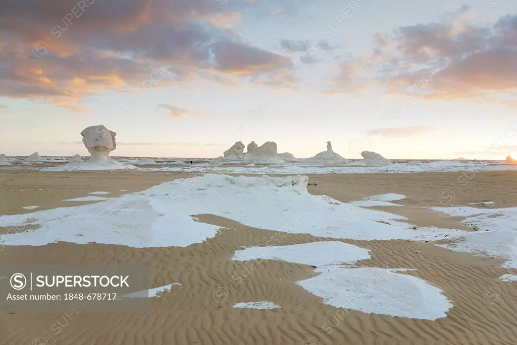 Limestone rock formations, White Desert, Farafra Oasis, Western Desert, Egypt, Africa
