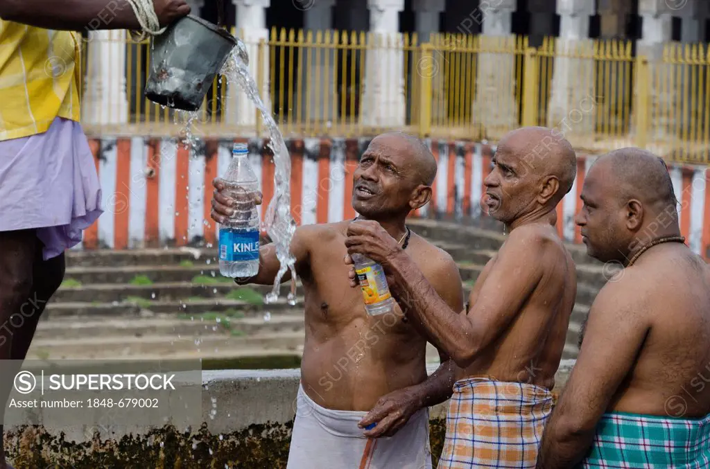 Pilgrims at the 22-stations-shower-circle around the Ramanathaswamy Temple, a ceremony for washing away little sins, Rameshwaram, Tamil Nadu, India, A...