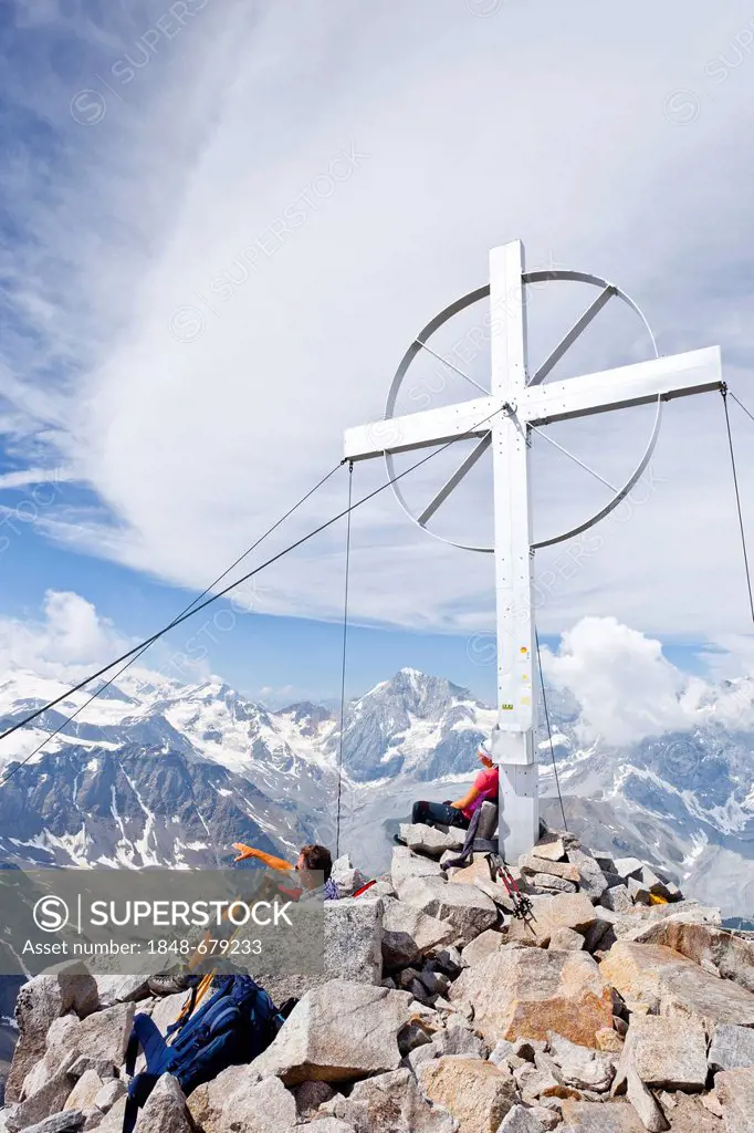 Mountaineers at the summit cross of Vertainspitze mountain, Ortler Alps, Koenig mountain at the back, province of Bolzano-Bozen, Italy, Europe