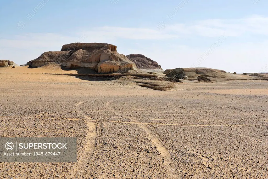 Stone desert between the Dakhla Oasis and the Kharga Oasis, Libyan Desert, also known as Western Desert, Sahara, Egypt, Africa