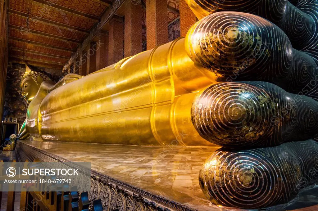 Reclining Buddha statue, mother of pearl inlays on the soles of the feet, Wat Pho or Wat Phra Chetuphon, Bangkok, Thailand, Asia