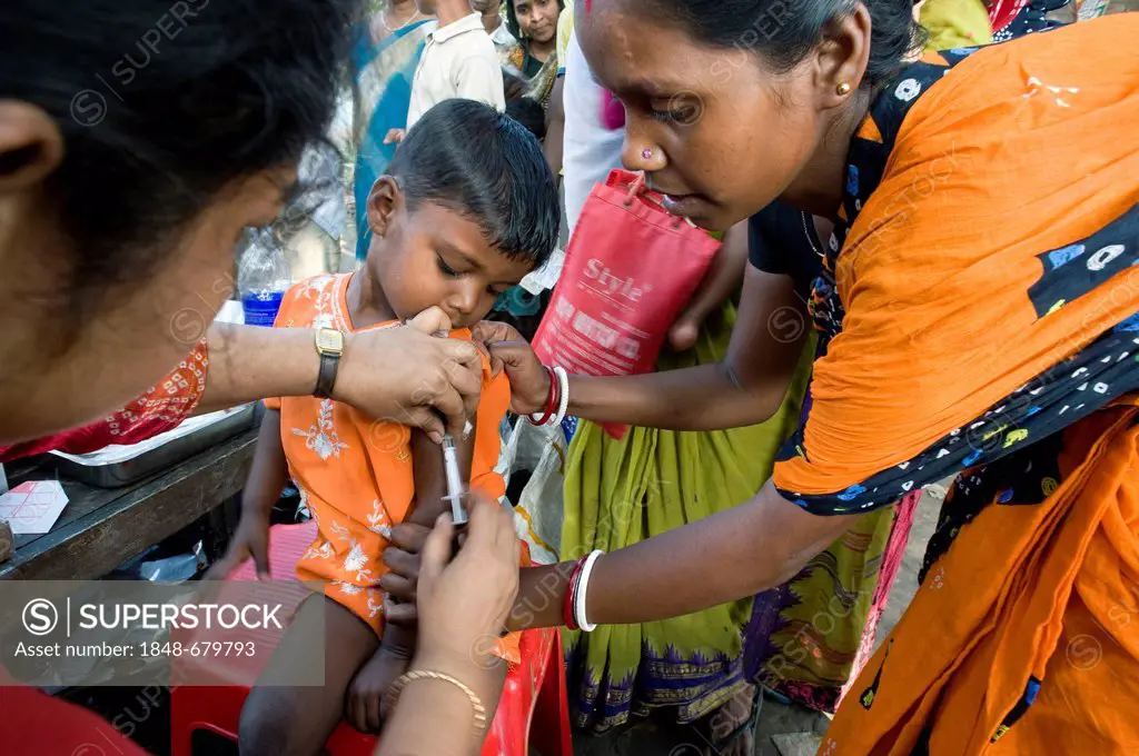 Boy is vaccinated, vaccination campaign for children by the German Doctors for Developing Countries in Calcutta, Kolkata, West Bengal, India, Asia