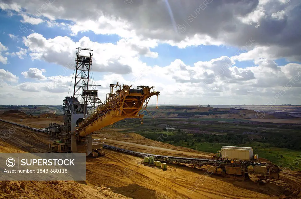 Spreader on the edge of the open-cast lignite mine in Garzweiler, North Rhine-Westphalia, Germany, Europe