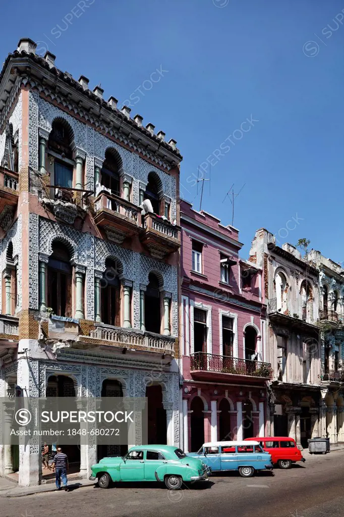 Row of houses, vintage cars, Prado, Paseo de Martí, Villa San Cristobal de La Habana, old town, La Habana, Havana, UNSECO World Heritage Site, Republi...