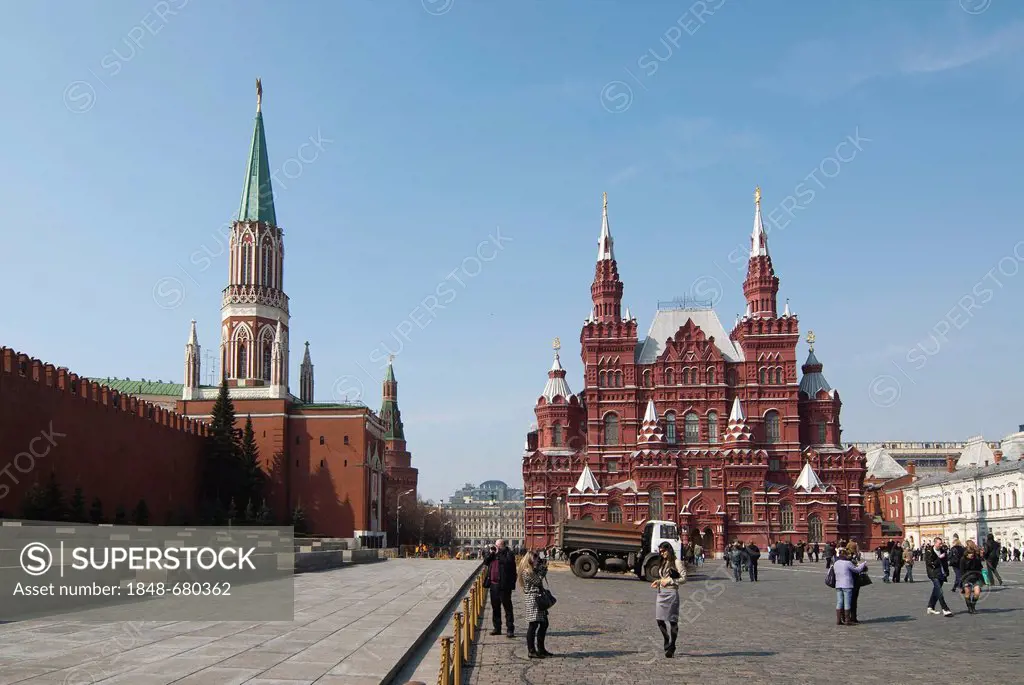 Nikolskaya Tower of the Kremlin and State Historical Museum, Red Square, UNESCO World Heritage Site, Moscow, Russia