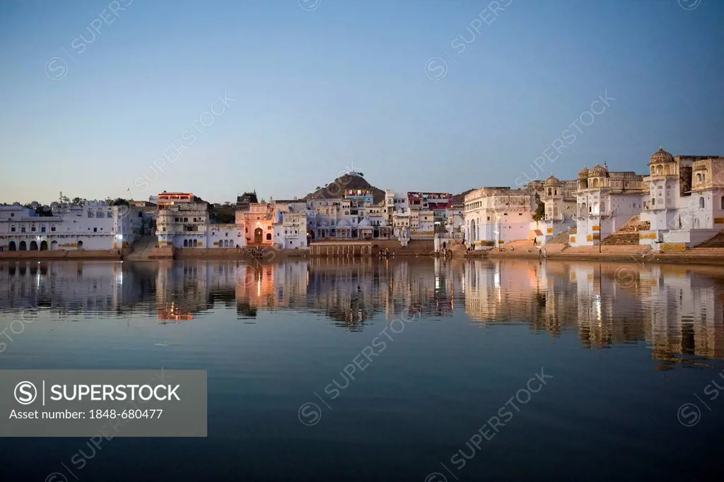 Historic district of the town of Pushkar on the sacred Pushkar Lake, Rajasthan, India, Asia