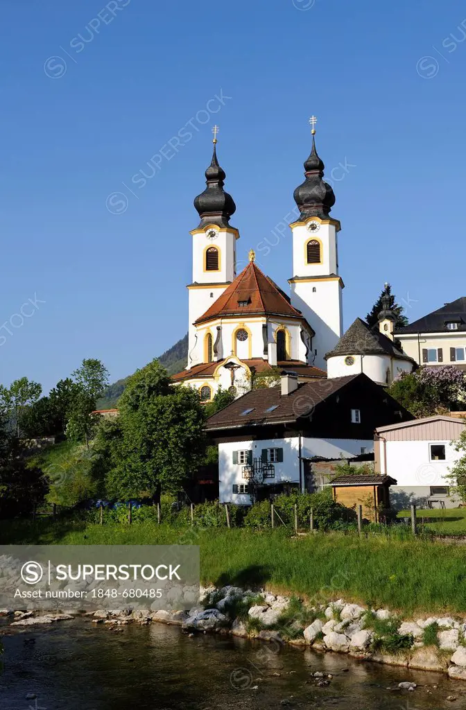 Darstellung des Herrn parish church and Prien River, Aschau im Chiemgau, Upper Bavaria, Bavaria, Germany, Europe