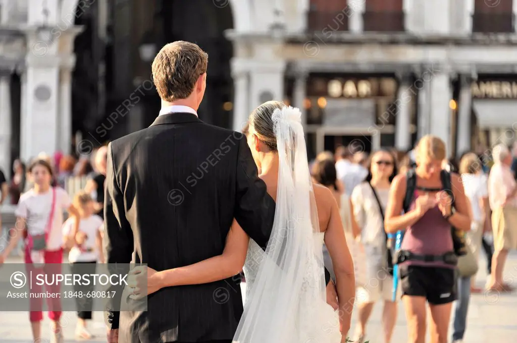 Bridal couple, bride and groom standing on St. Mark's Square, Venice, Veneto region, Italy, Europe