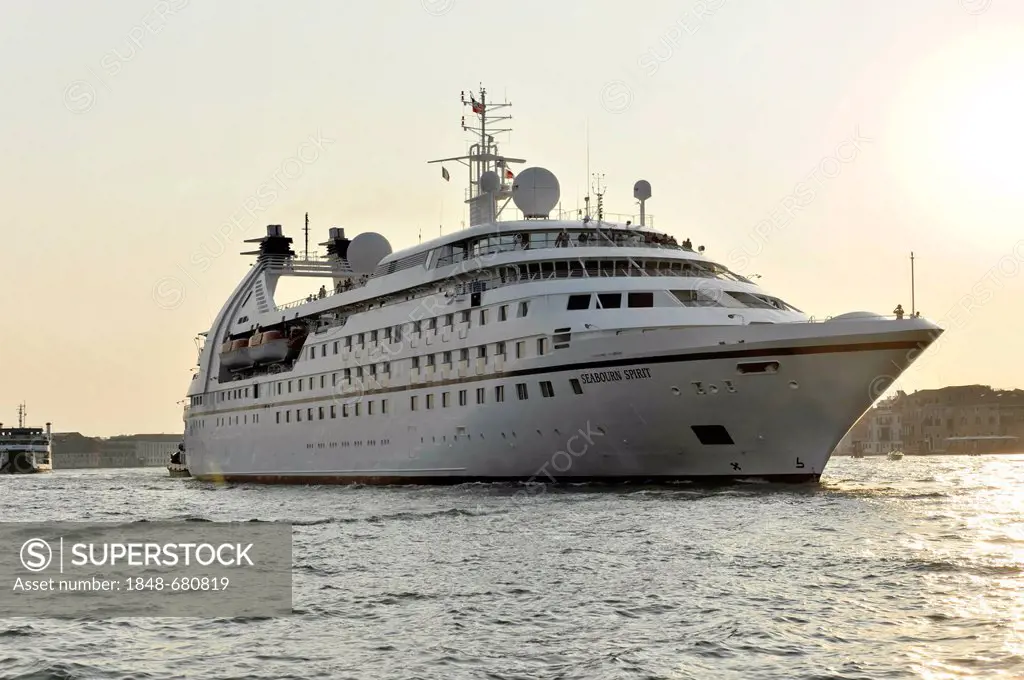 Seabourn Spirit, a ship built in 1989, 133.40 m, 208 passengers, leaving the harbour, Venice, Veneto region, Italy, Europe