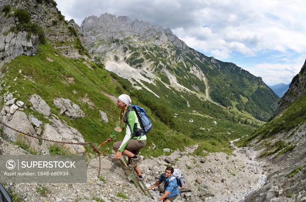 Hikers on their way to Gruttenhuette mountain lodge, climbing passt Klamml, Ellmauer Halt, Wilder Kaiser mountain, Tyrol, Austria, Europe