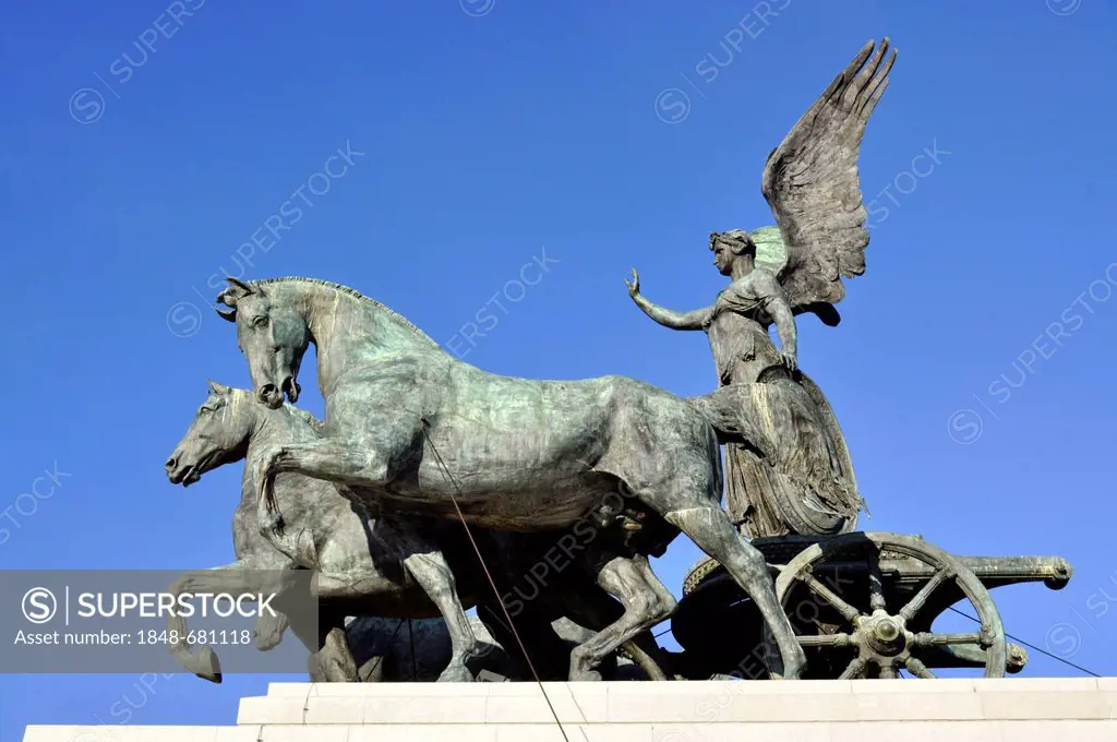 Bronze sculpture of the Quadriga della Unità by Carlo Fontana, National Memorial to King Vittorio Emanuele II, Vittoriano or Altare della Patria, Rome...