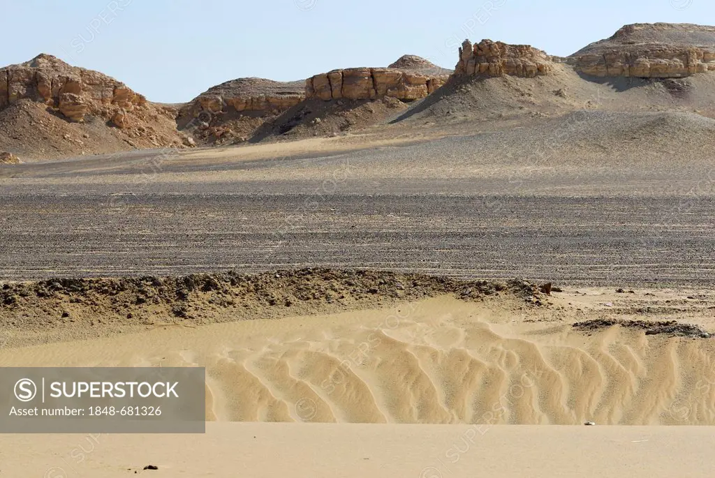 Desert landscape between the Farafra Oasis and the Dakhla Oasis, Western Desert, Egypt, Africa
